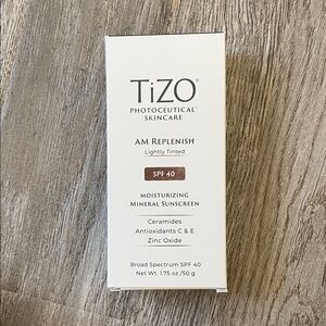 AM Replenish Lightly Tinted SPF 40 Sunscreen